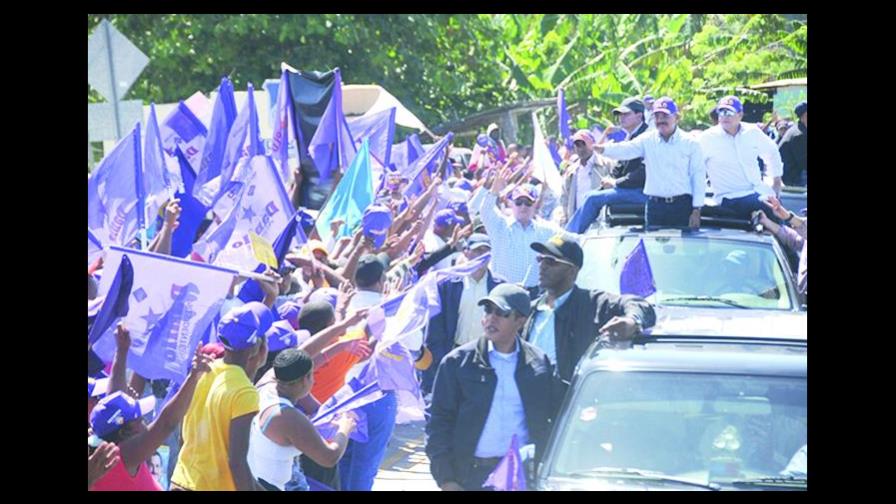 Medina recibe gran respaldo al recorrer Duarte y Samaná
