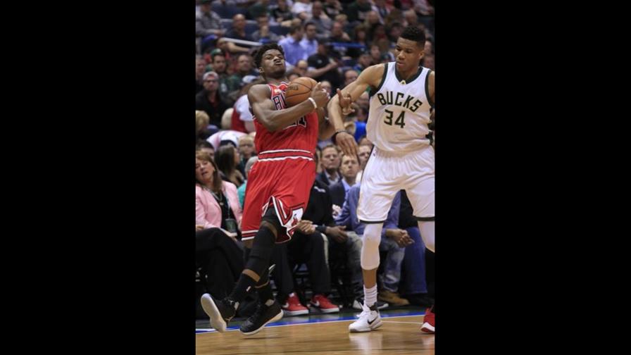 Butler suma 25 puntos y Bulls superan a Bucks Butler suma 25 puntos y Bulls superan a Bucks