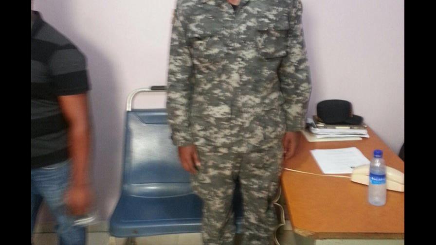 Capturan un hombre que vestía de Policía y portaba arma de fuego ilegal