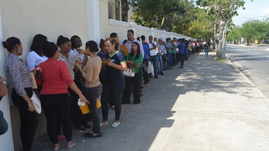 Miles de personas abarrotan feria de empleo de nuevo centro comercial 