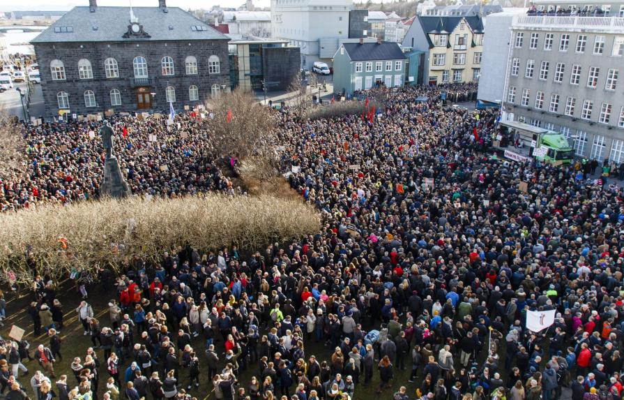 Miles de manifestantes piden dimisión del primer ministro islandés