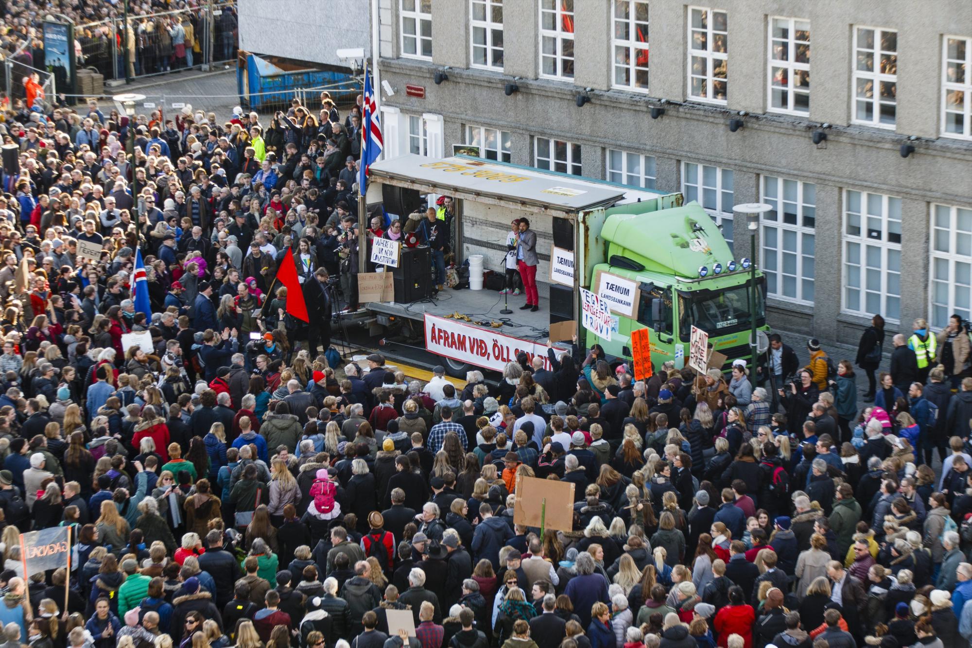 Manifestantes se concentran hoy, lunes 4 de abril de 2016, durante una protesta que pide la renuncia del primer ministro islandés, Sigmundur David Gunnlaugson, frente al Parlamento en Reykjavixc.