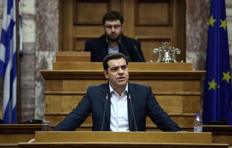 Tsipras carga contra el FMI en un discurso ante su grupo parlamentario