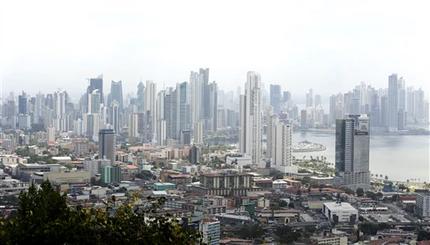 Esta fotografía muestra un panorama de los rascacielos de Ciudad de Panamá, el lunes 4 de abril de 2016. 