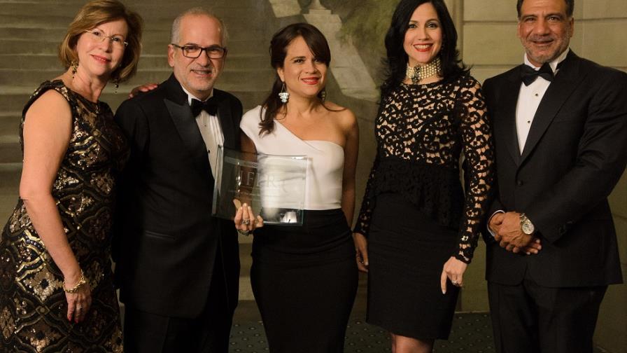 Headrick Rizik Alvarez & Fernández recibe premio 