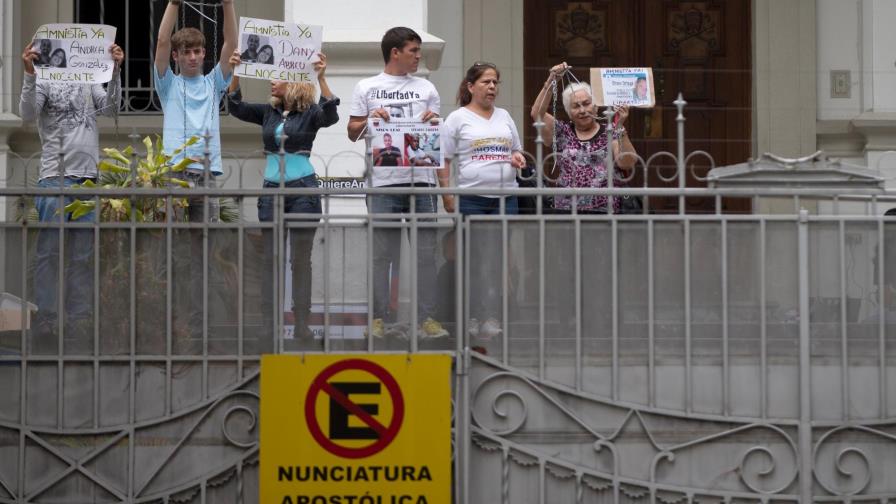 Opositores toman Nunciatura para pedir mediación del papa en Ley de Amnistía