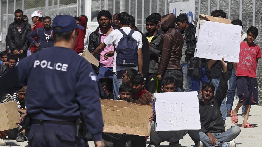 Grecia detiene deportaciones mientras estudia masivas peticiones de asilo