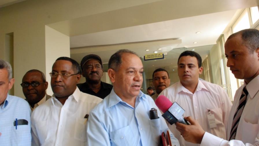 Centrales sindicales entregan propuestas a candidatos