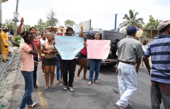 Intensas protestas por el arreglo de calles en El Cacique de Haina