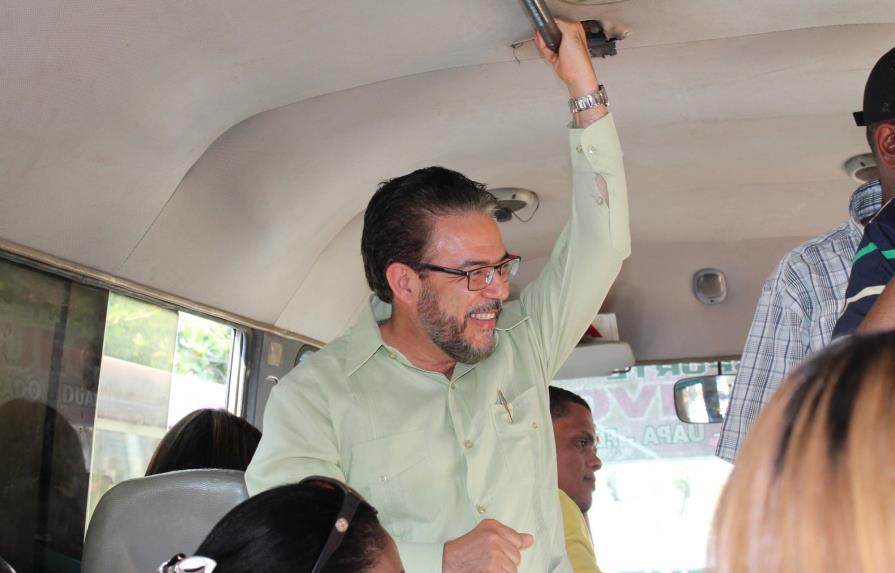 Guillermo Moreno se monta en una guagua y comparte propuestas con pasajeros