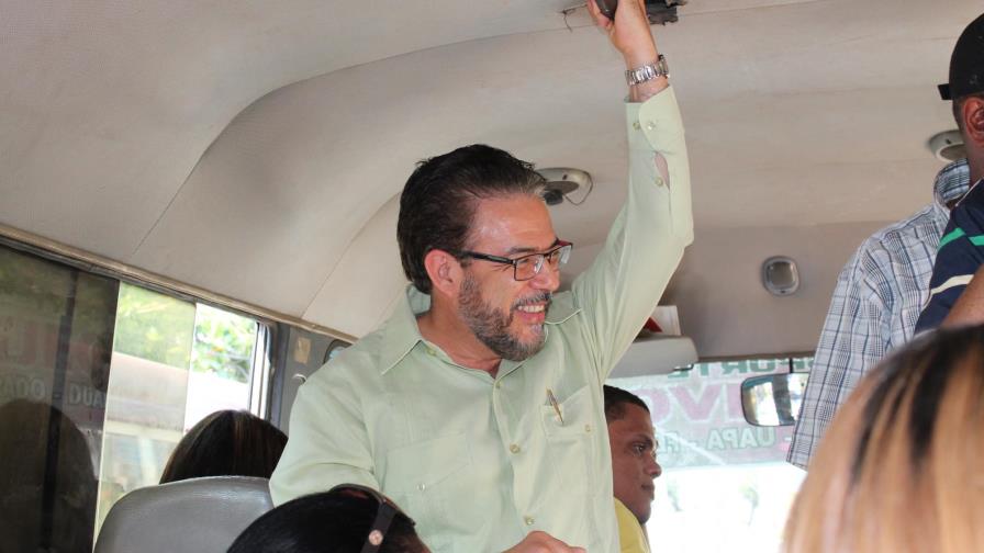 Guillermo Moreno se monta en una guagua y comparte propuestas con pasajeros