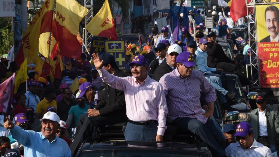 Danilo Medina recorrió ayer Boca Chica con aliados Danilo Medina recorrió ayer Boca Chica con aliados
