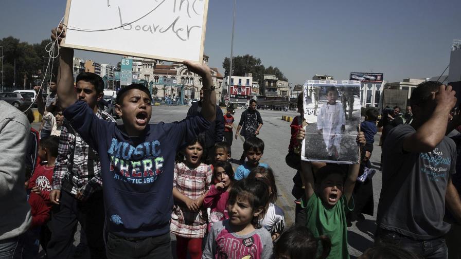 Refugiados chocan con autoridades de puerto del Pireo para evitar su traslado