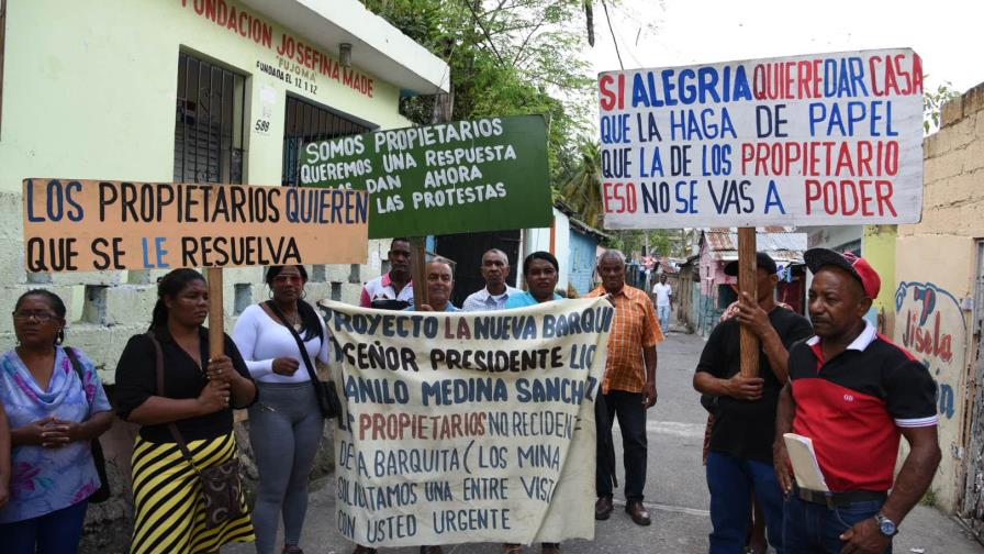 Propietarios de viviendas de La Barquita reclaman al Gobierno pago o apartamentos 