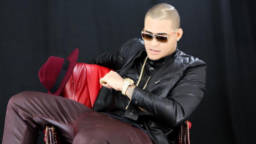 Carlitos Wey se recupera de cirugía en las cuerdas vocales