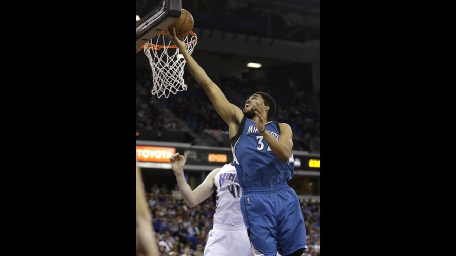 Towns llega a 50 dobles-dobles y Lobos siguen sorprendiendo