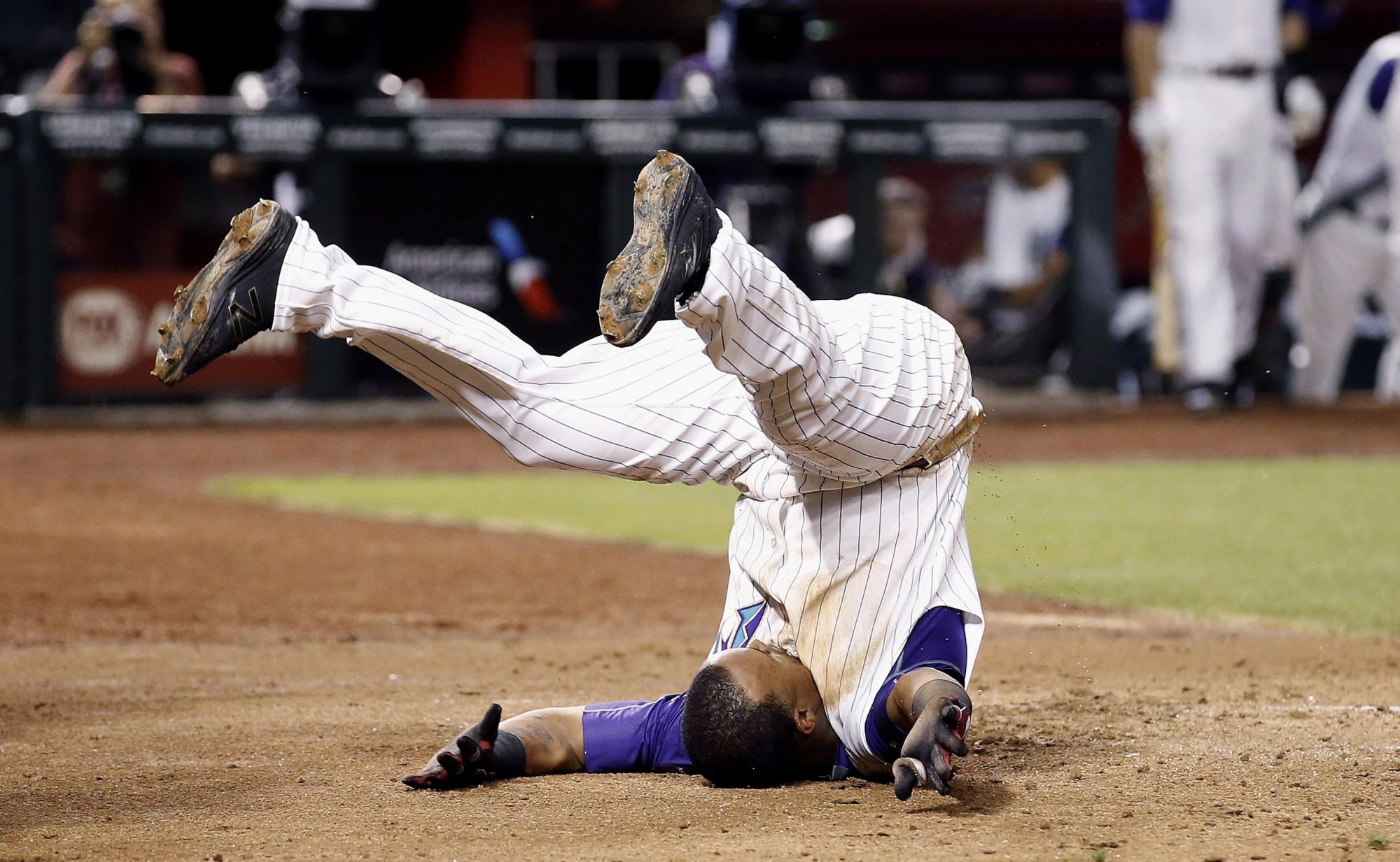 Vista del dominicano de los Diamondbacks Jean Segura a su llegada al home tras una jugada que resultó en un jonrón dentro del parque. 