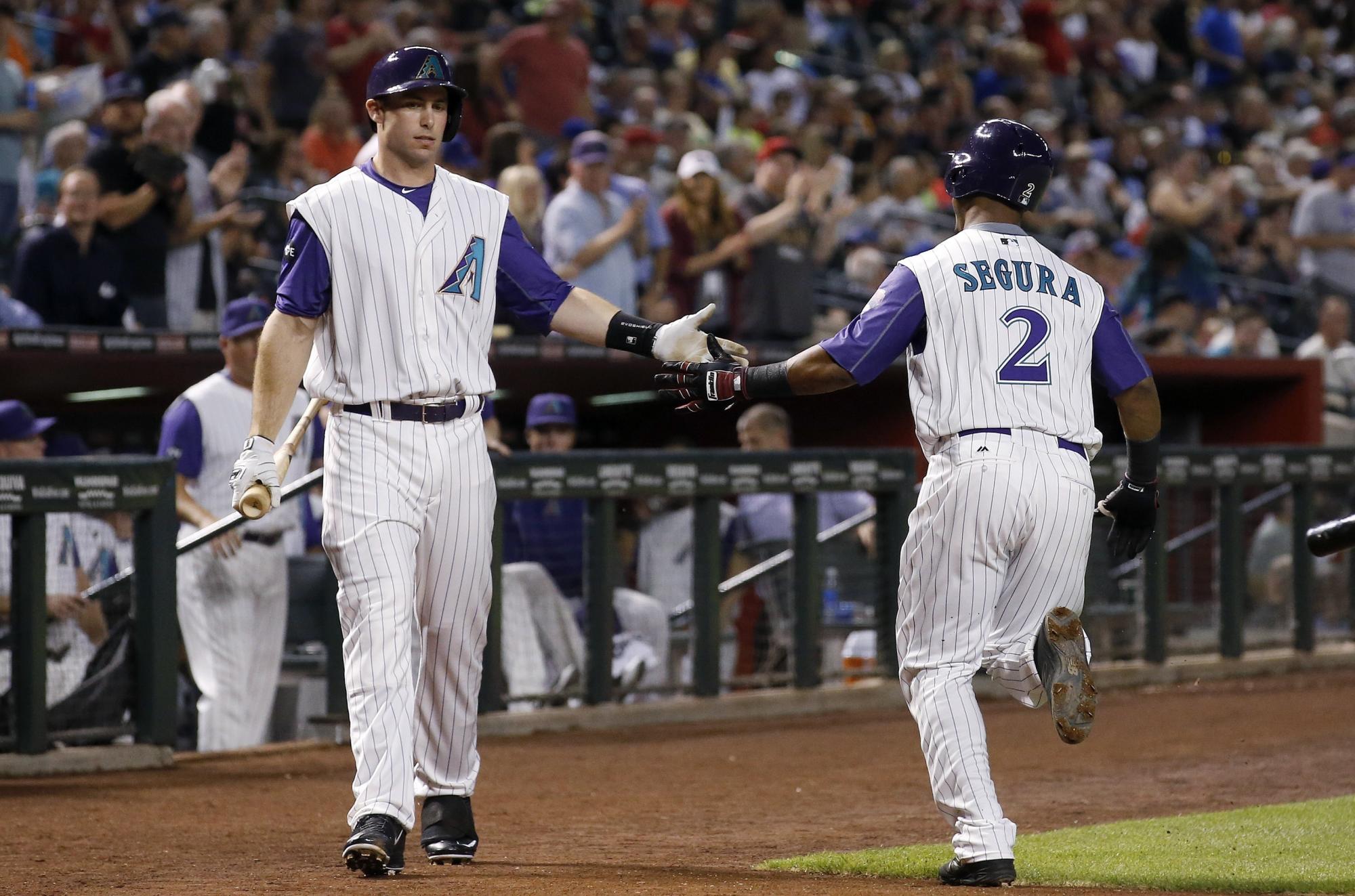 El dominicano de los Diamondbacks Jean Segura celebra su home run. 