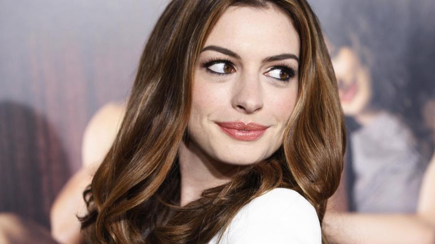 Anne Hathaway da a luz a su primer hijo, Jonathan Rosebanks 