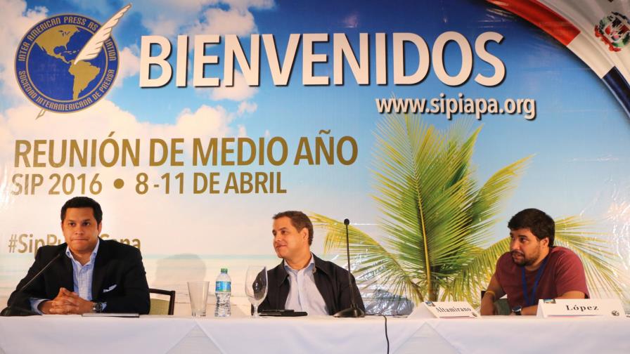 Destacan importancia de medios frente redes