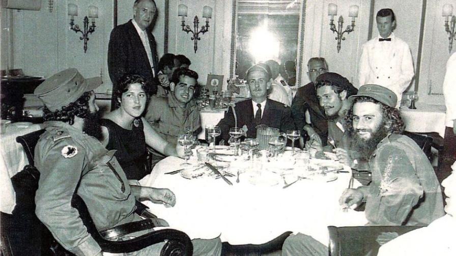 Marita Lorenz entre las patas del Caballo Marita Lorenz entre las patas del Caballo