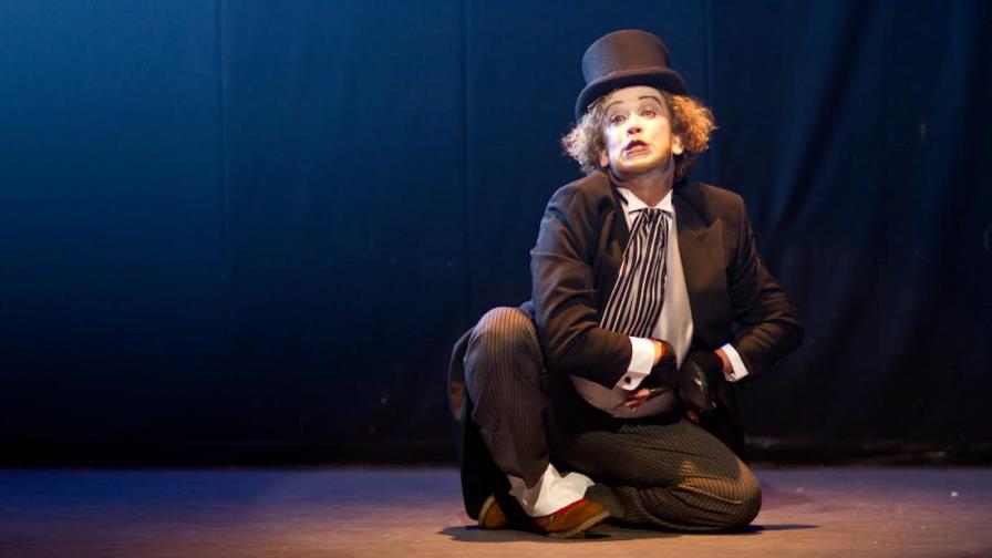 Dominicano Carlos Espinal protagoniza la obra Peter El Rojo, The Gorilla en Nueva York