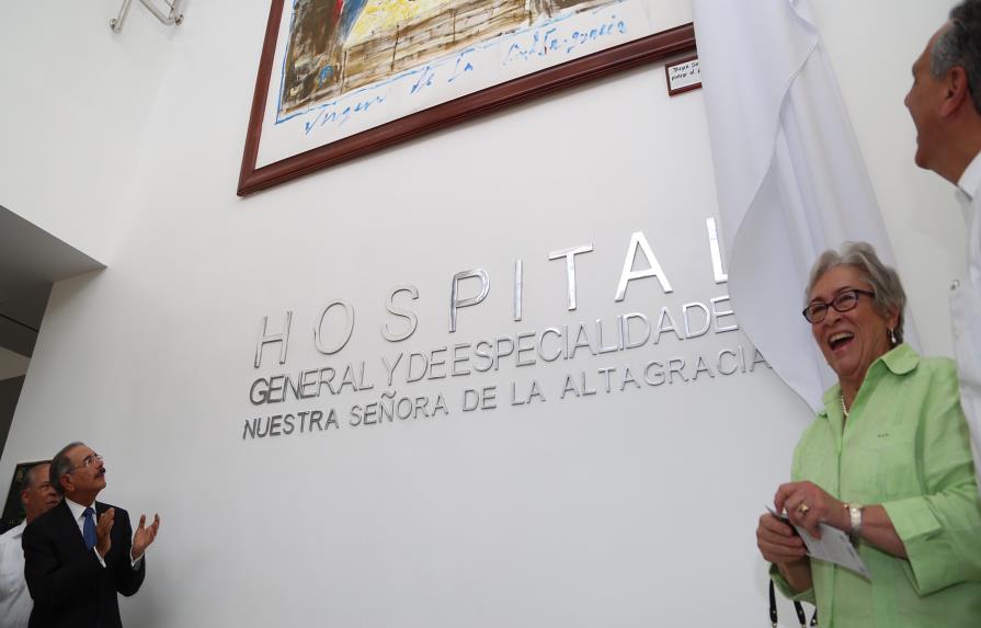 Presidente Medina inaugura hospital 
