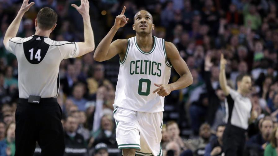 Tyler Zeller se crece en la victoria de Boston, que se aferra a la clasificación