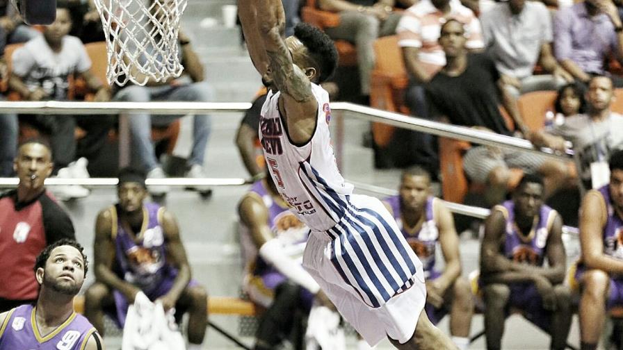 Pueblo Nuevo se pone a un juego del título del torneo de baloncesto de Santiago