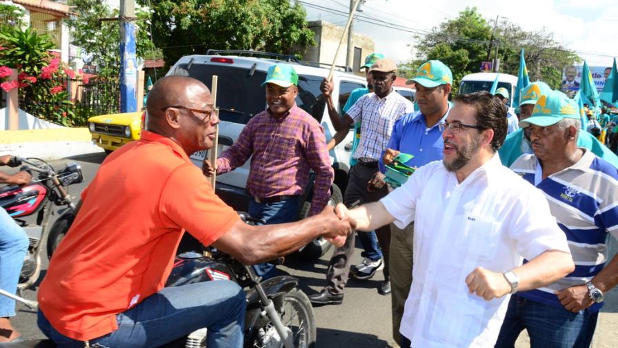 Guillermo Moreno recorre a pies comunidades de San Cristóbal