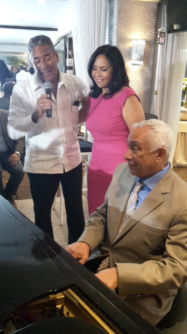 El maestro Solano junto a Adalgisa y Niní