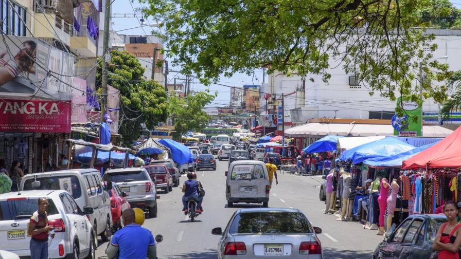 Comercios y falta de estacionamientos reducen la Duarte a casi un carril