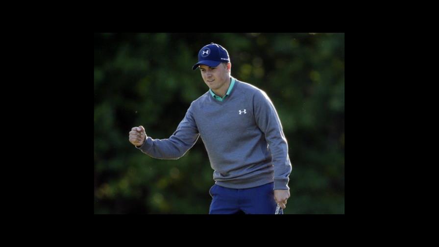 Con tropiezos, pero Spieth sigue liderando el Masters