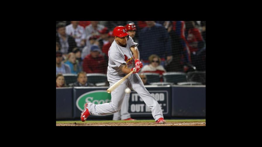 Carlos Martínez domina a Atlanta y también produjo con el madero