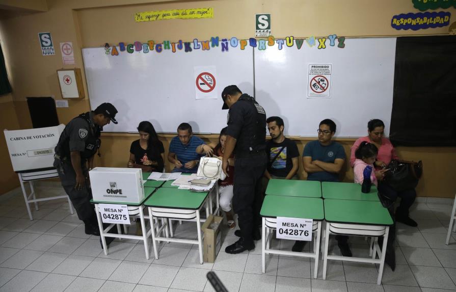 Humala emite su voto en elecciones de Perú y reitera críticas a organismos electorales