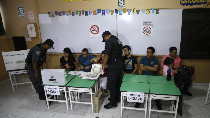 Humala emite su voto en elecciones de Perú y reitera críticas a organismos electorales