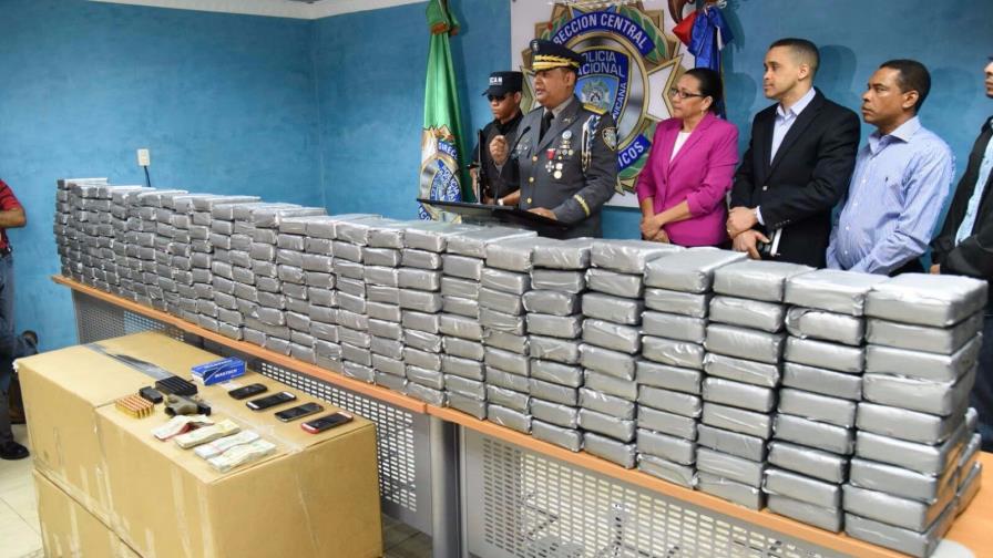 Policía decomisa 320 kilos de cocaína y 25 mil dólares Policía decomisa 320 kilos de cocaína y 25 mil dólares