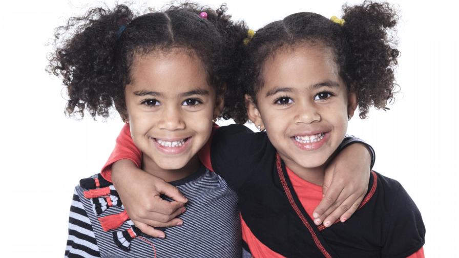 Padres con hermanos mellizos esperan hijos mellizos 