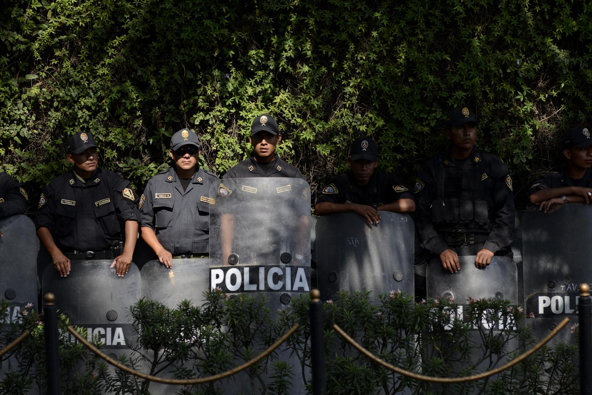 Policías prestan guardia en los alrededores del Hotel Meliá, donde se encuentra la candidata presidencial Keiko Fujimori. 