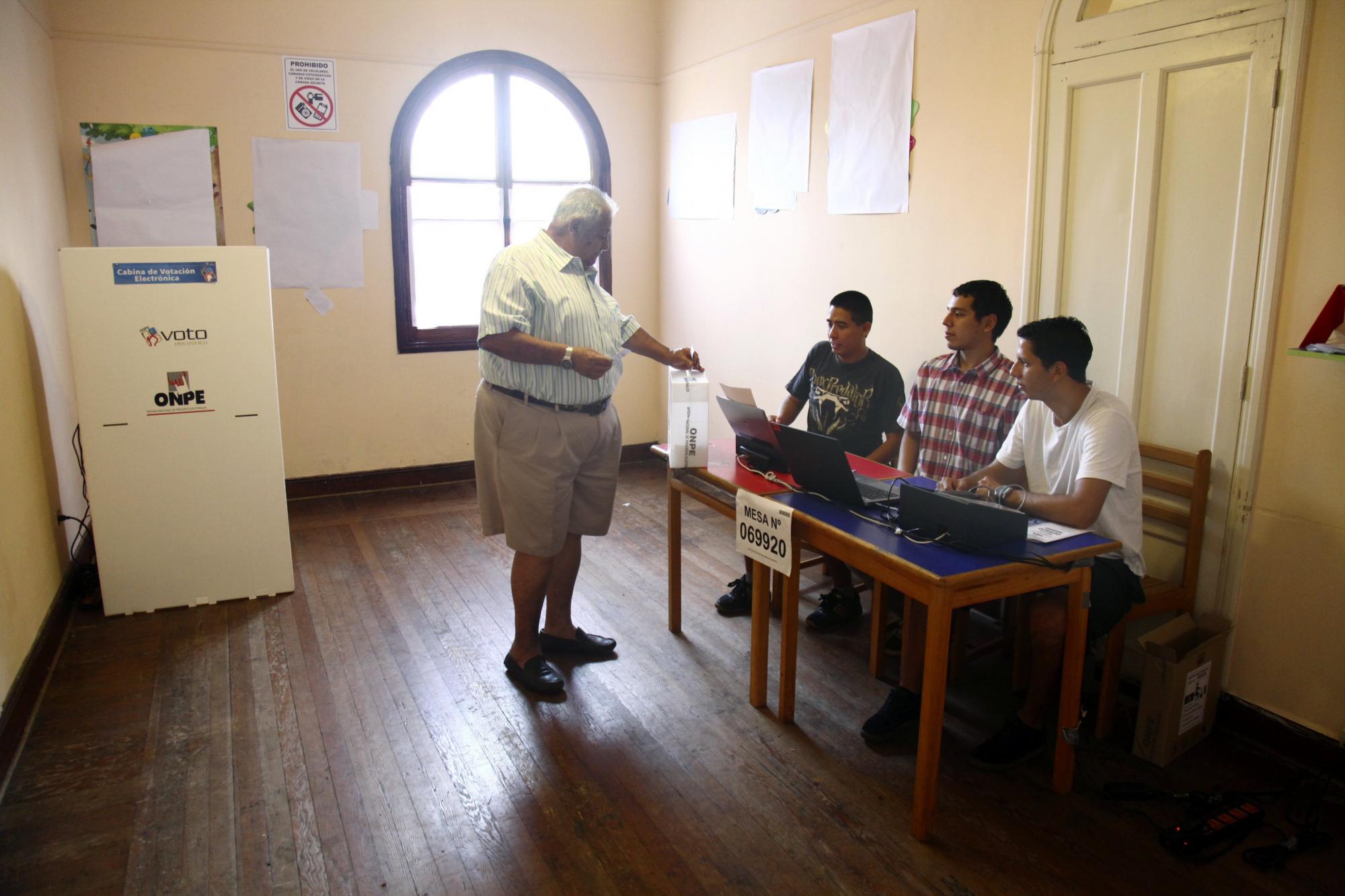 Una persona ejerce su derecho al voto en su colegio electoral en los comicios nacionales del Perú. 