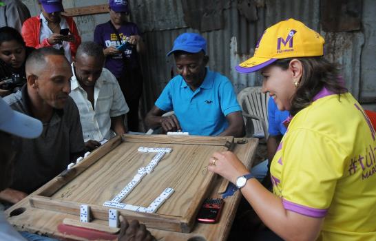 Margarita Cedeño come chicharrón, juega dominó y caravanea en Villa Mella con símbolos propios