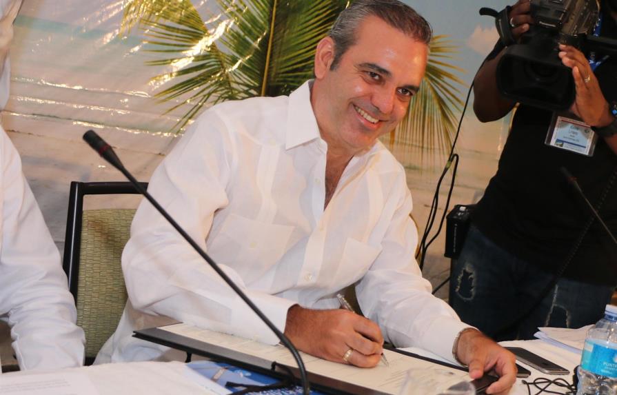 Luis Abinader denuncia “presión del gobierno sobre los medios reduce voces independientes”