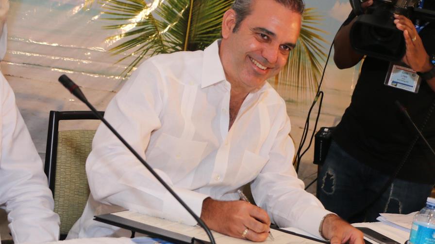 Luis Abinader denuncia “presión del gobierno sobre los medios reduce voces independientes”