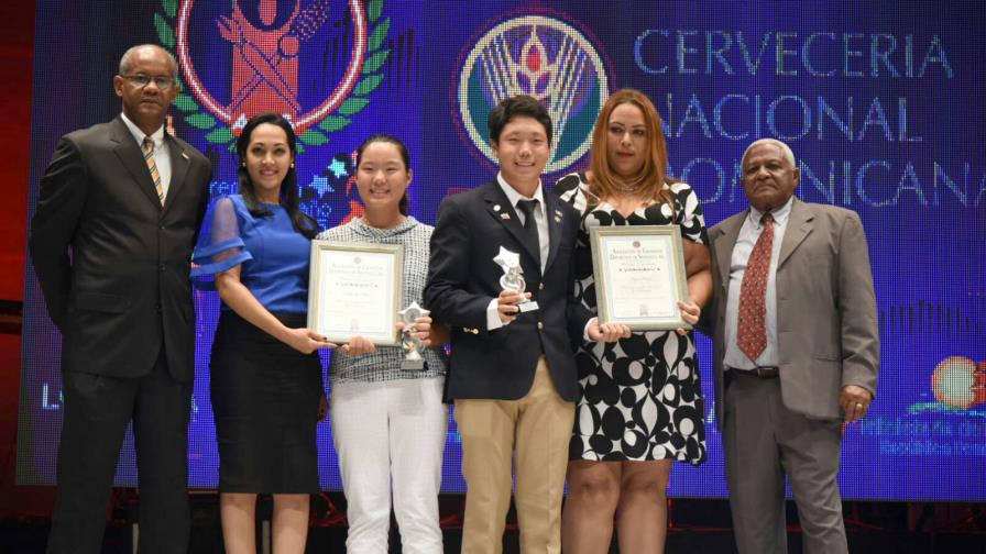 Víctor Estrella y Stephany Kim, mejores de Santiago