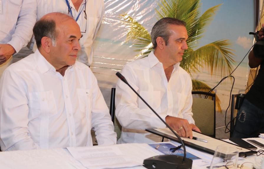 Luis Abinader y Pelegrín Castillo firman Declaración de Chapultepec