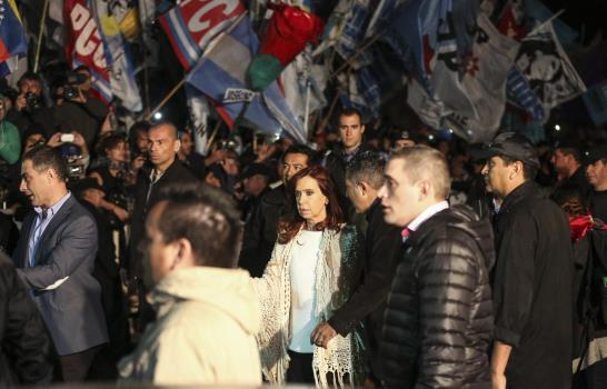 Multitud recibe a Kirchner citada a declarar por un juez en Buenos Aires 