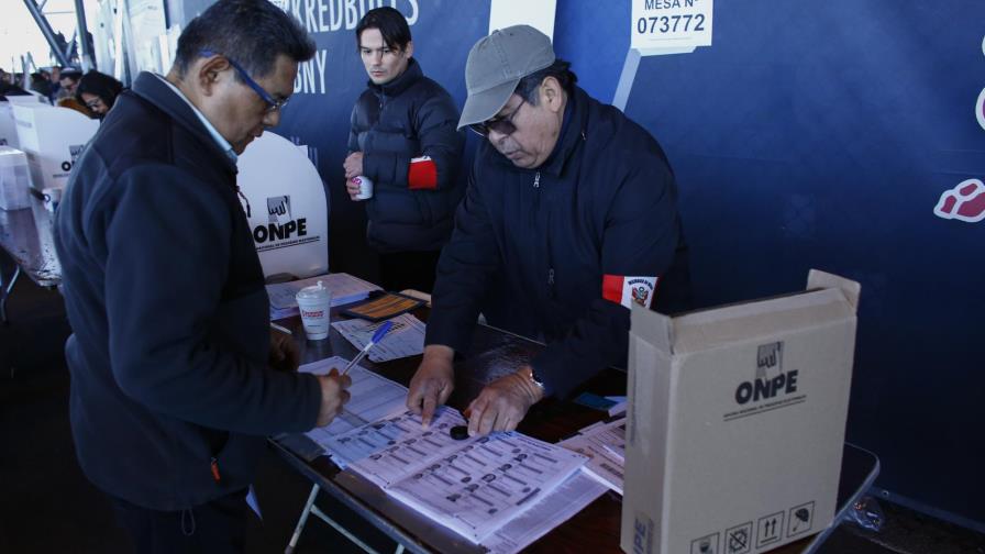 Fujimori logra 39,74 % y Kuczynski 21,04 %, con 95,32 % de votos escrutados