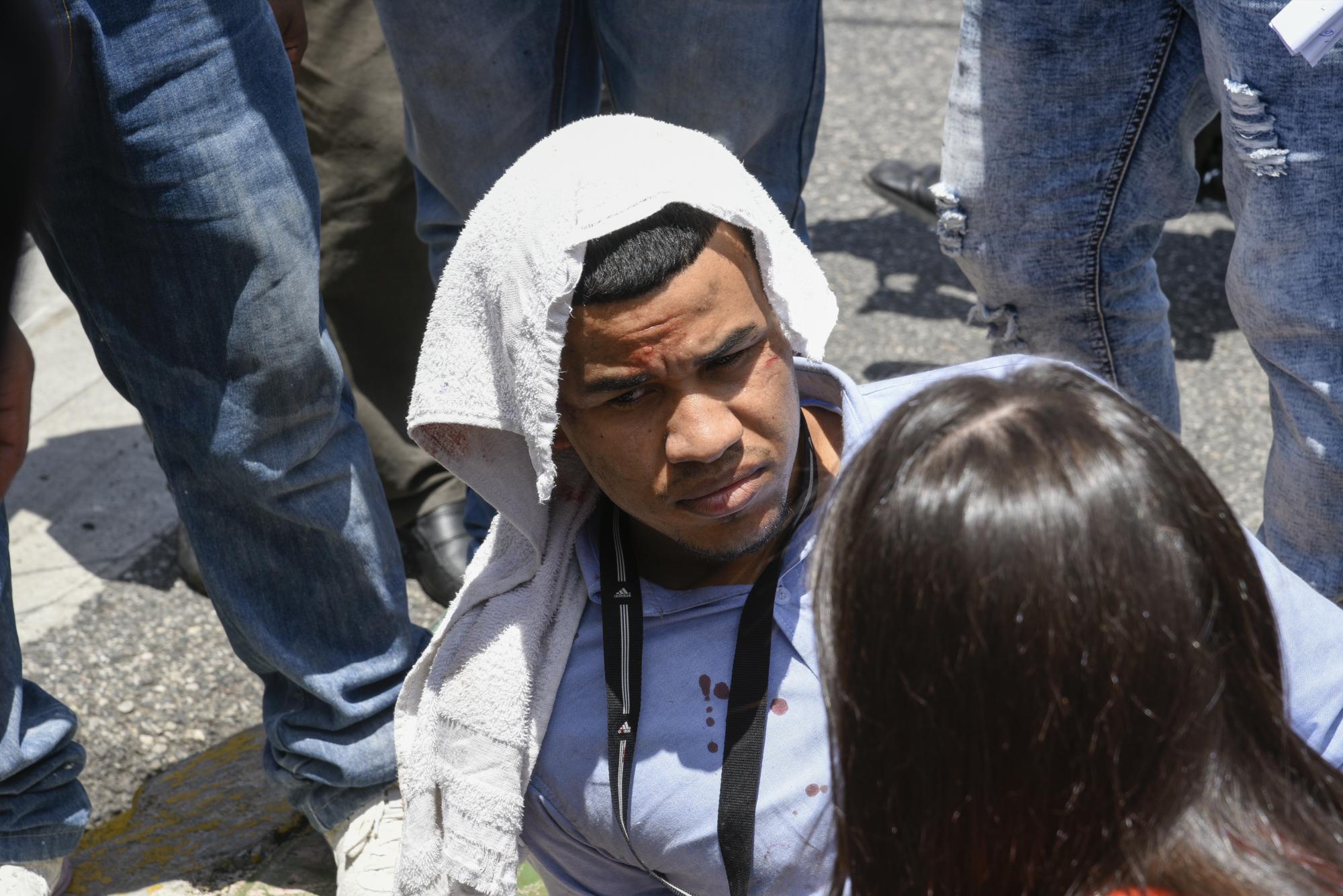 El motorista, hasta el momento no identificado, sufrió contusiones en distintas partes del cuerpo atropellado por un camión recolector de basura hoy, 12 de abril de 2016.