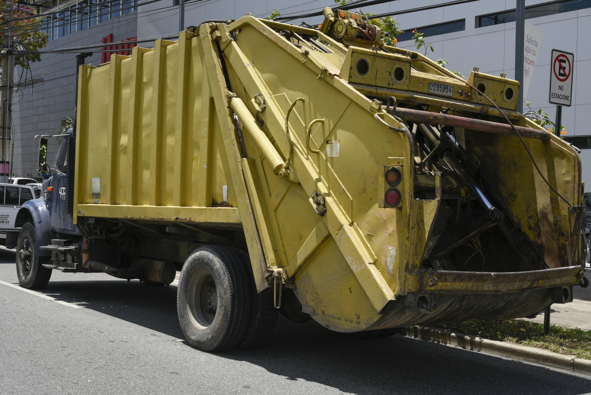 Un camión recolector de basura atropelló a un empleado de Senasa que se transportaba a bordo de una motocicleta hoy, 12 de abril de 2016.