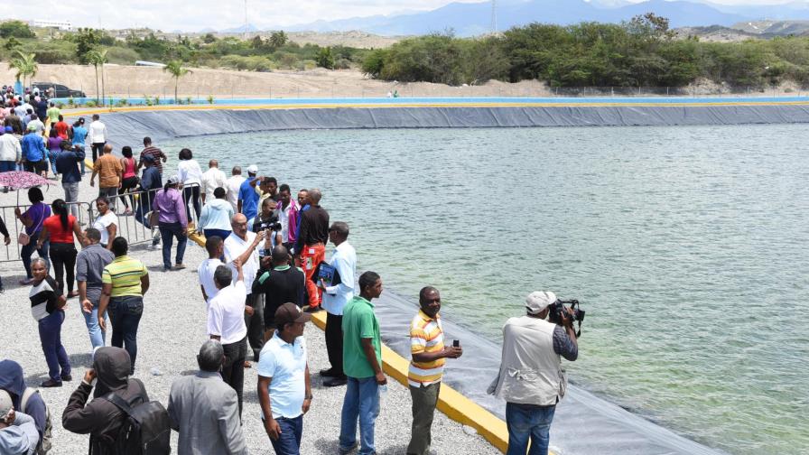 Proyecto de reservorios beneficiará a 170 mil personas en Azua Proyecto de reservorios beneficiará a 170 mil personas en Azua
